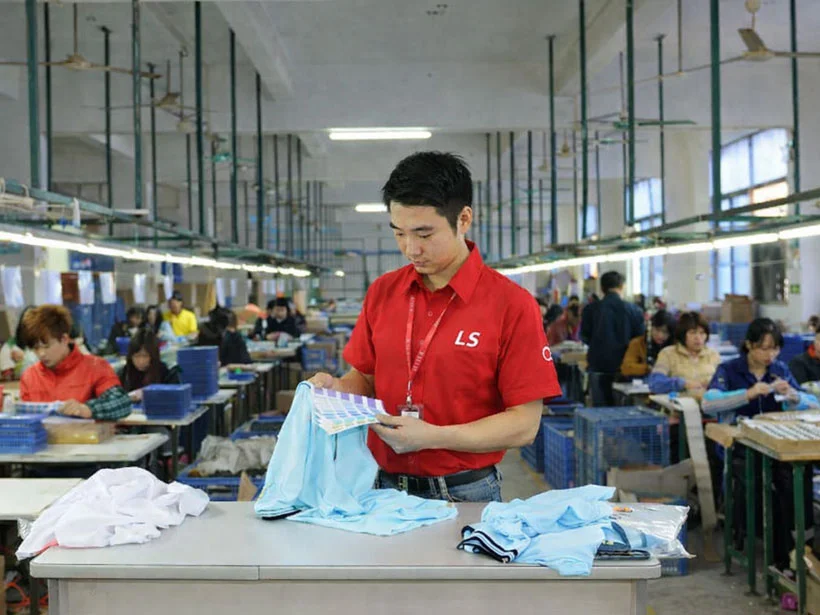 Контроль качества трикотажа перед массовым производством на Lin Sweater Factory в Далан Дунгуань